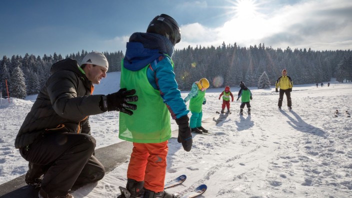 Bildung - Erfurt: Andreas Schmidt von der Ersten Oberhofer Skischule übt mit Kindern Techniken für Alpinski. Foto: arifoto UG/dpa/Archivbild