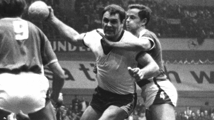 Handball - Gummersbach: Der Gummersbacher Torschütze Hansi Schmidt beim Torwurf zwischen seinen Kontrahenten Bayer (r) und Epple (l). Foto: -/dpa/Archivbild