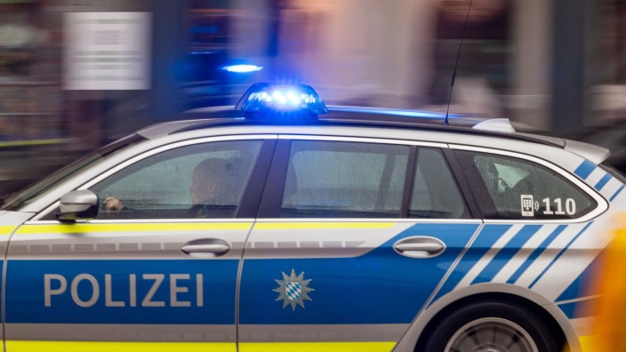 Kriminalität - Wurmsham: Ein Fahrzeug der bayerischen Polizei fährt mit Blaulicht durch die Innenstadt. Foto: Peter Kneffel/dpa/Symbolbild