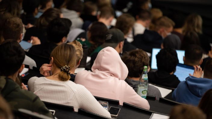 Bildung - Wiesbaden: Studenten sitzen in einer Vorlesung im Hösaal einer Universität. Foto: Julian Stratenschulte/dpa/Symbolbild