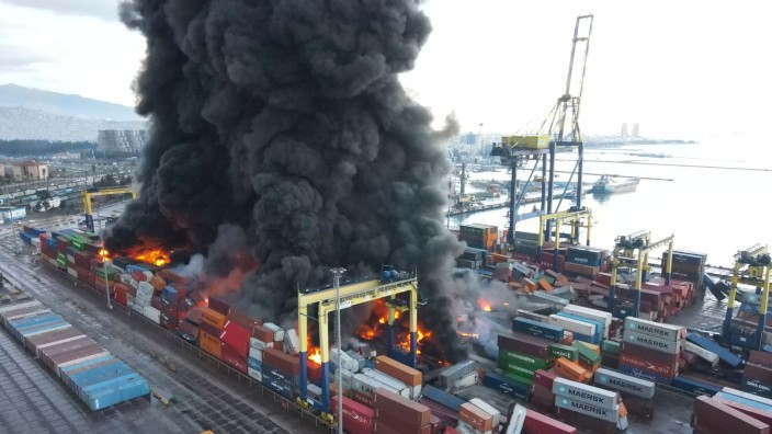 Kabinett - München: Rauch steigt aus brennenden Containern im Hafen der erdbebengeschädigten Stadt Iskenderun. Foto: Serdar Ozsoy/Depo Photos/AP/dpa