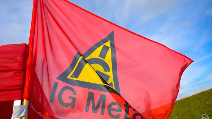 Auto - München: Eine Fahne mit dem Logo der IG Metall weht an einem Stand. Foto: Heiko Rebsch/dpa/Symbolbild