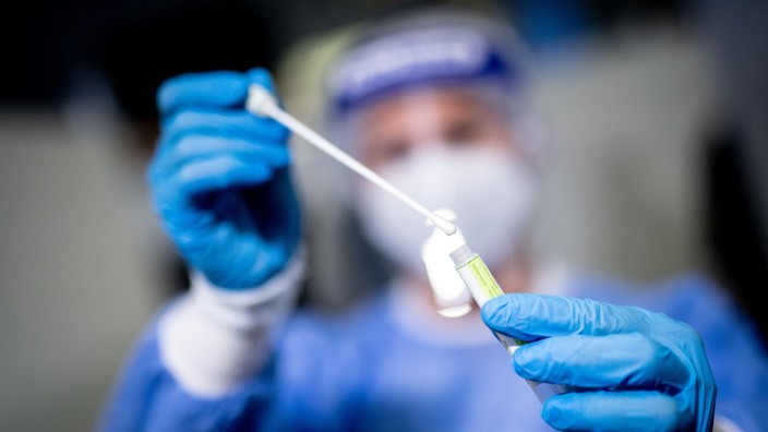 Kabinett - München: Eine medizinische Mitarbeiterin hält in einem Corona-Testzentrum ein Abstrichstäbchen in der Hand. Foto: Matthias Balk/dpa/Symbolbild