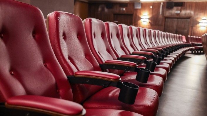 Film - München: Rote Sessel stehen in einem Kinosaal. Foto: Oliver Berg/dpa/Symbolbild