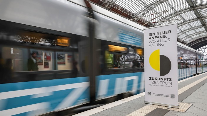 Geschichte - Leipzig: Ein so genannter Zukunftszug fährt in den Leipziger Hauptbahnhof ein. Foto: Jan Woitas/dpa/Archivbild