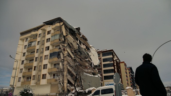 Erdbeben - Duisburg: Ein Mann geht an einem eingestürzten Gebäude vorbei. Foto: Emrah Gurel/AP/dpa