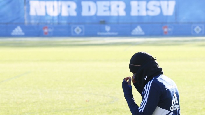 Fußball - Hamburg: Jean-Luc Dompe geht über den Rasen auf dem Trainingsgelände. Foto: Christian Charisius/dpa