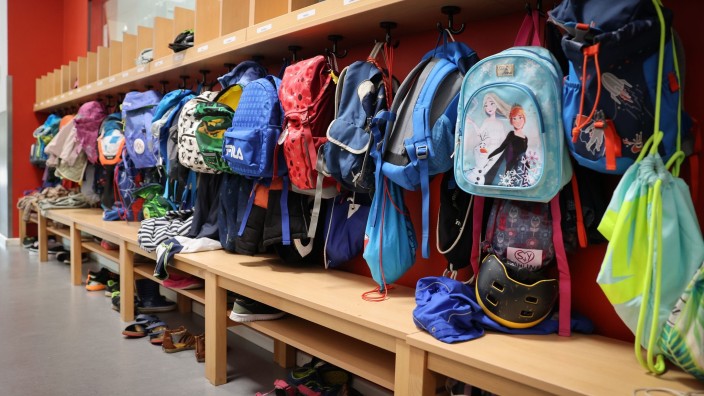 Bildung - Mainz: Sporttaschen und Schulranzen hängen an der Garderobe vor einem Klassenzimmer. Foto: Christian Charisius/dpa/Symbolbild