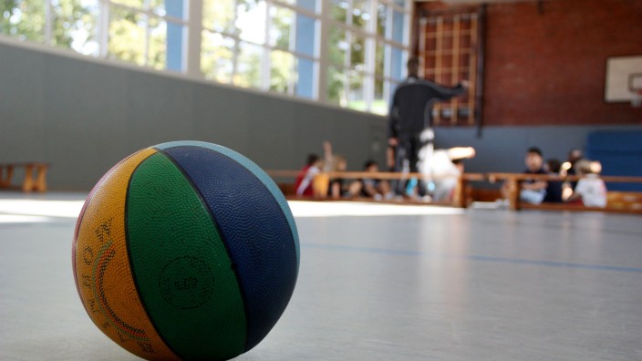 Landtag - München: Ein Basketball liegt auf dem Boden einer Sporthalle. Foto: Mascha Brichta/dpa-tmn/Symbolbild