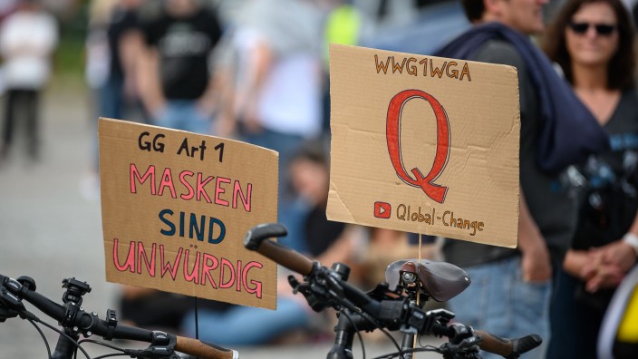 Extremismus - Falkensee: Plakate auf einer Kundgebung von "Querdenken 711" in Stuttgart. Foto: Sebastian Gollnow/dpa/Symbolbild