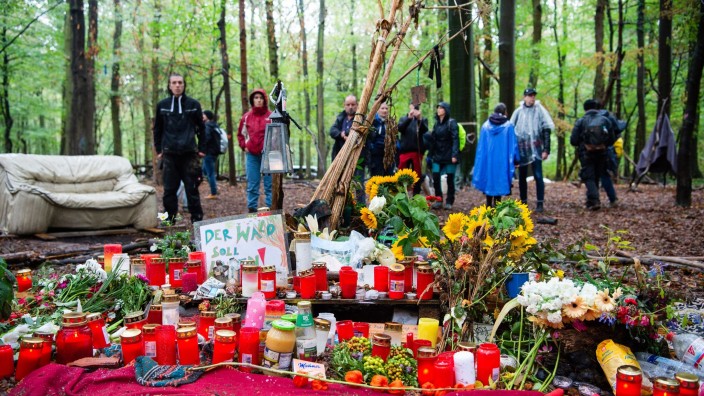 International - Berlin: Teilnehmer der Demonstration gegen die Rodung des Hambacher Forsts gedenken einem verstorbenen Journalisten. Foto: Christophe Gateau/dpa/Archivbild