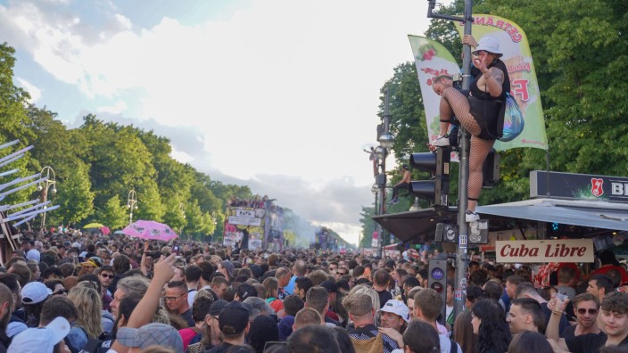 Musik - Berlin: Unter dem Motto "Rave the Planet" zieht eine Parade aus Technofans tanzend auf der Straße des 17. Juni vorbei. Foto: Jörg Carstensen/dpa