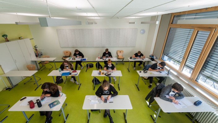 Schulen - Erfurt: Schüler sitzen während einer Prüfung in einem Klassenzimmer. Foto: Robert Michael/dpa-Zentralbild/dpa/Symbolbild