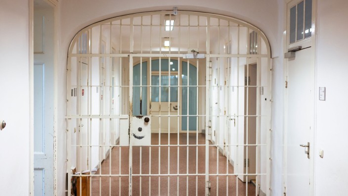 Senat - Berlin: Eine geschlossene Pforte in einer Justizvollzugsanstalt. Foto: Frank Molter/dpa/Symbolbild