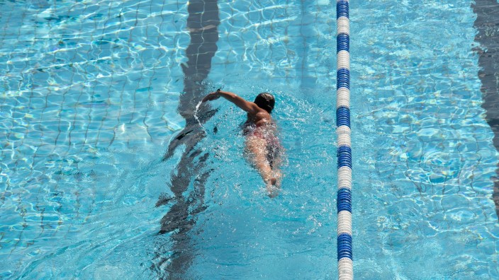 Freizeit - Berlin: Eine Frau zieht ihre Bahnen in einem Schwimmbad. Foto: Paul Zinken/dpa/Symbolbild