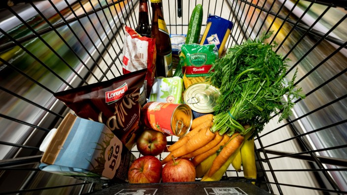 Essen & Trinken - Halle (Saale): Lebensmittel liegen in einem Einkaufswagen in einem Supermarkt. Foto: Fabian Sommer/dpa/Symbolbild
