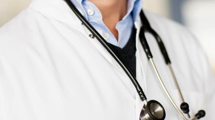 Gesundheit - Dresden: Ein Arzt trägt ein Stethoskop um den Hals. Foto: Rolf Vennenbernd/dpa/Illustration