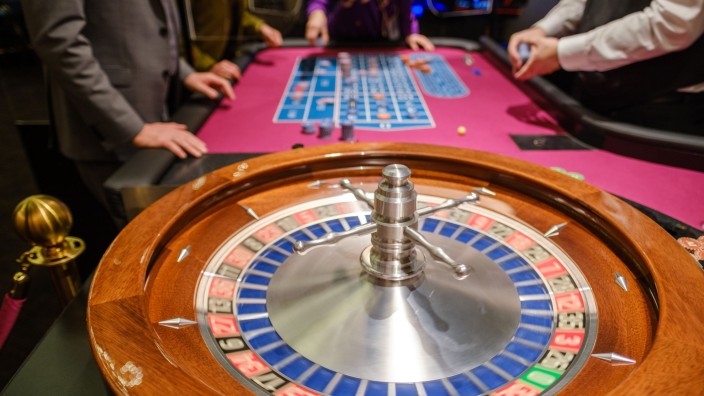 Glücksspiele - Halle (Saale): Mitarbeiter einer Spielbank spielen an einem Roulette-Tisch. Foto: Ole Spata/dpa/Symbolbild