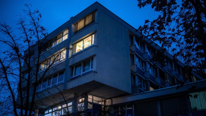 Wohnen - Mainz: Zur blauen Stunden leuchten einige Fenster eines Studentenwohnheims. Foto: Christoph Schmidt/dpa/Symbolbild