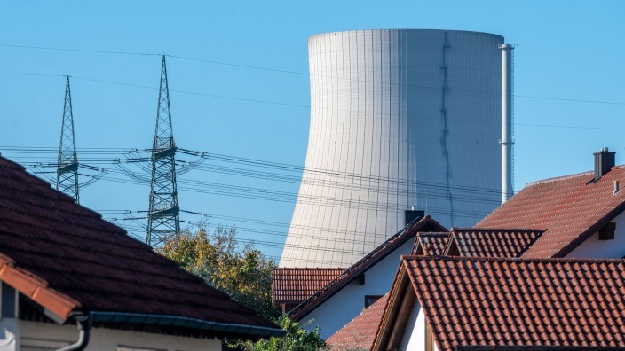 Energie - Essenbach: Blick auf den Kühlturm des Kernkraftwerks Isar 2. Foto: Armin Weigel/dpa/Archivbild