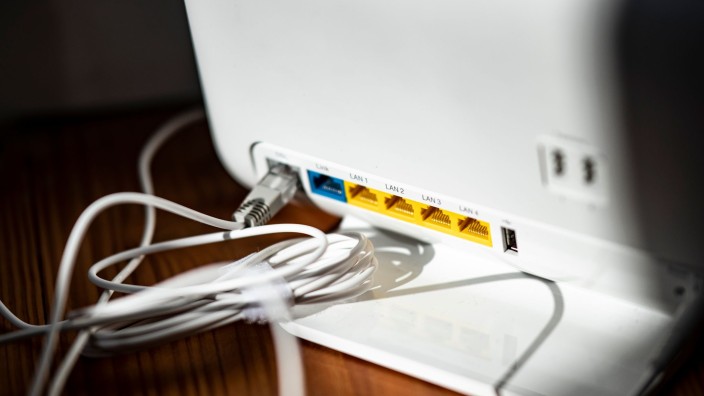 Notfälle - : Ein LAN-Kabel steckt in einem Router. Foto: Fabian Sommer/dpa/Symbolbild