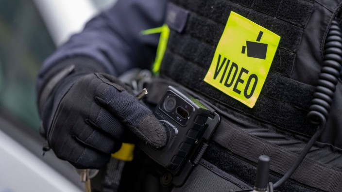 Polizei - Berlin: Ein Polizist schaltet die Bodycam auf seiner Uniform ein. Foto: Monika Skolimowska/dpa/Archivbild