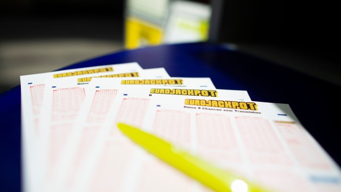 Glücksspiele - Potsdam: Lottoscheine liegen in einer Lotto-Annahmestelle. Foto: Thomas Banneyer/dpa/Symbolbild