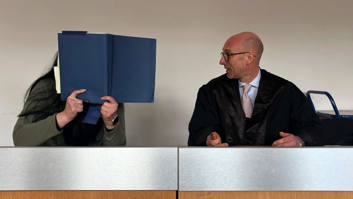 Kriminalität - Landshut: Die Angeklagte (l) sitzt neben ihrem Verteidiger Harald Huber im Gerichtssaal. Foto: Ute Wessels/dpa