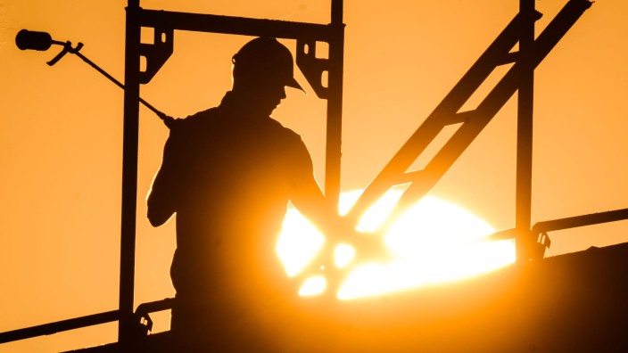 Regierung - Schwerin: Ein Bauarbeiter mit einem Gasbrenner beim Bau eines Mehrfamilienhauses. Foto: Julian Stratenschulte/dpa/Symbolbild
