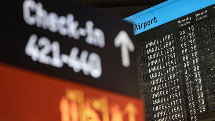 Tarife - Düsseldorf: Auf einer Anzeigetafel am Flughafen Köln/Bonn sind annullierte und umgeleitete Flüge aufgelistet. Foto: Oliver Berg/dpa