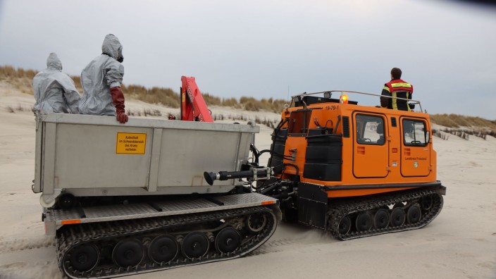 Katastrophenschutz - : Einsatzkräfte in Schutzanzügen fahren bei einer Großübung über den Nordoststrand der Insel Wangerooge. Foto: Peter Kuchenbuch-Hanken/dpa
