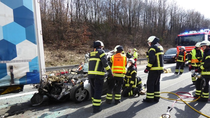 Verkehr - Staufenberg: Einsatzkräfte der Feuerwehr sind am Unfallort auf der Autobahn A7 nahe Göttingen. Foto: ---/Feuerwehr Kassel/dpa