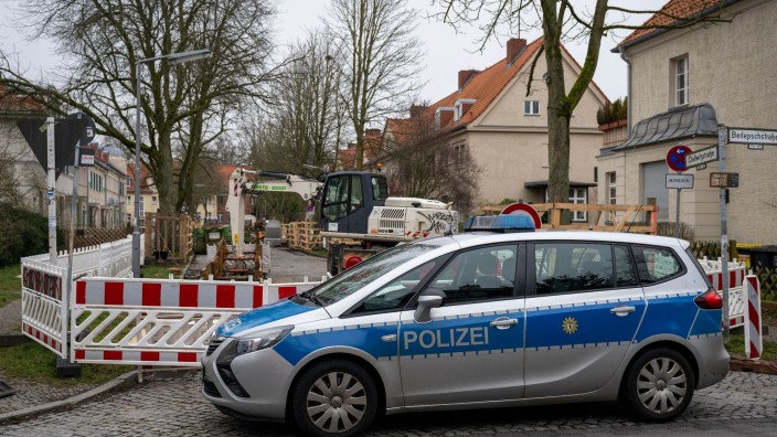 Notfälle - Berlin: Ein Polizeiauto steht vor dem Fundort einer Weltkriegsbombe in Berlin-Zehlendorf. Foto: Christophe Gateau/dpa
