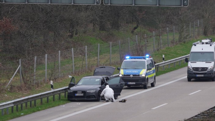 Kriminalität - Großenkneten: Ein PKW und ein Fahrzeug der Polizei stehen auf dem Standstreifen der Autobahn 1. Foto: Nord West Media/dpa