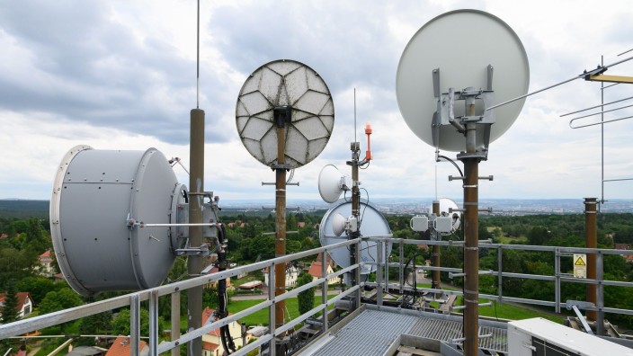 Telekommunikation - Düsseldorf: Richtfunkantennen und Fernsehantennen sind auf einem alten Wasserturm installiert. Foto: Robert Michael/dpa-Zentralbild/dpa/Symbolbild
