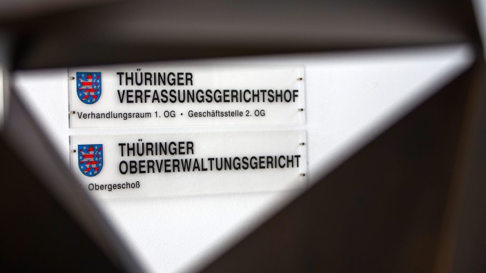 Hochschulen - Weimar: Schilder weisen auf das Thüringer Oberverwaltungsgericht und den Thüringer Verfassungsgerichtshof hin. Foto: Michael Reichel/dpa-Zentralbild/dpa