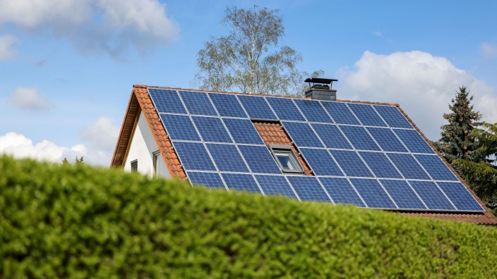 Umwelt - Bremen: Solarpaneelen sind auf dem Dach eines Einfamilienhauses angebracht. Foto: Jan Woitas/dpa-Zentralbild/dpa/Symbolbild