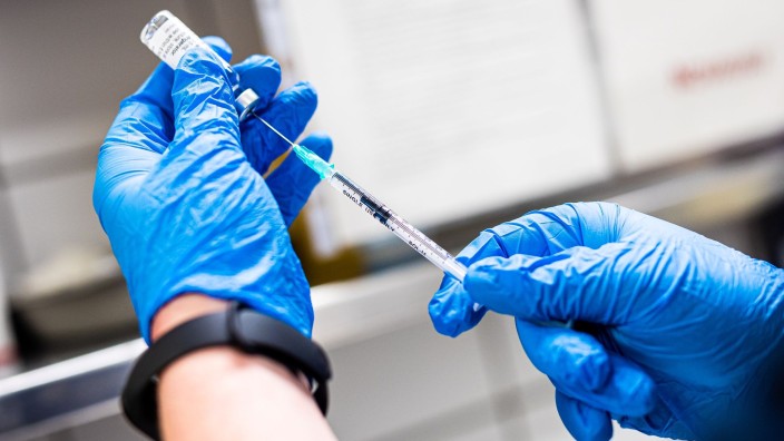 Regierung - Potsdam: Medizinisches Personal bereitet eine Impfung vor. Foto: Moritz Frankenberg/dpa/Symbolbild