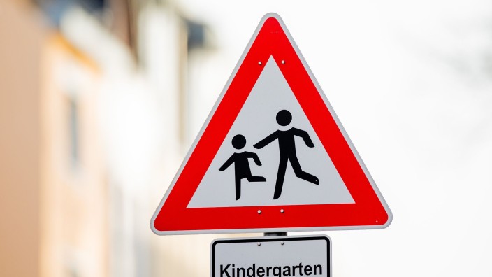 Gewerkschaften - Rostock: Ein Verkehrsschild mit dem Hinweis "Kindergarten" steht vor einer Kindertagesstätte. Foto: Rolf Vennenbernd/dpa/Symbolbild