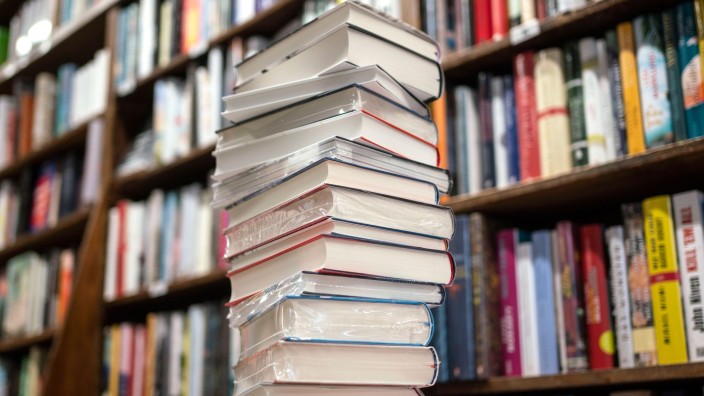 Literatur - Prüm: Ein Bücherstapel liegt in einer Buchhandlung auf dem Tisch. Foto: Frank Rumpenhorst/dpa/Symbolbild