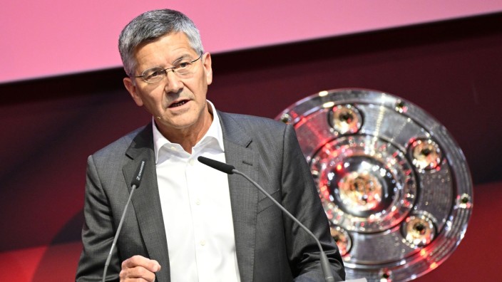 Fußball - München: Herbert Hainer, der Präsident des FC Bayern spricht bei der Jahreshauptversammlung auf der Bühne. Foto: Angelika Warmuth/dpa/Archivbild