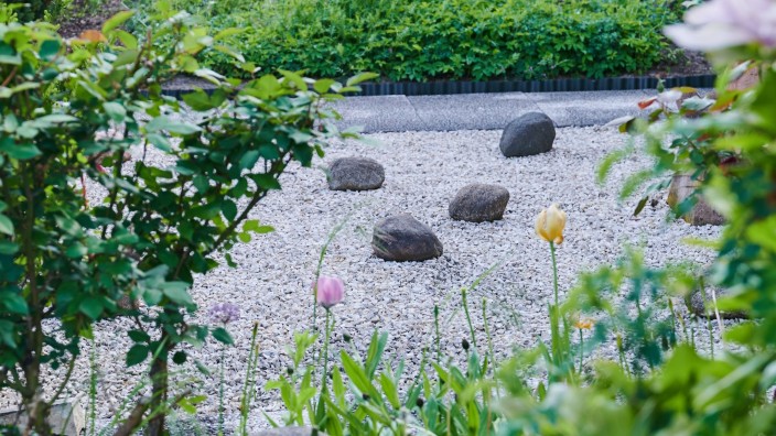 Bau - Bremen: Größere und kleinere Steine liegen in einem Vorgarten. Foto: Annette Riedl/dpa/Symbolbild