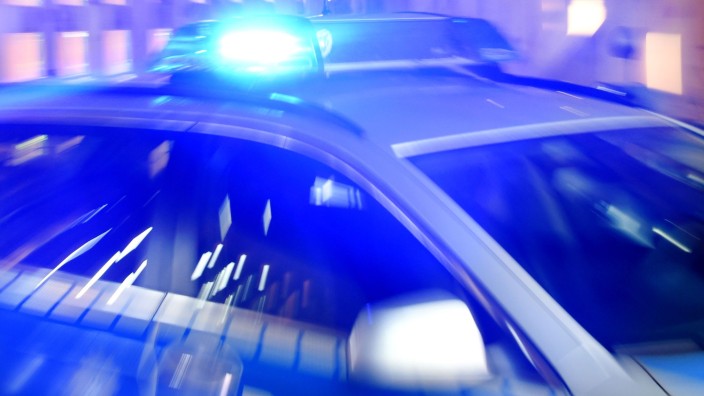 Kriminalität - Sinsheim: Ein Streifenwagen der Polizei steht mit eingeschaltetem Blaulicht auf der Straße. Foto: Carsten Rehder/dpa/Symbolbild
