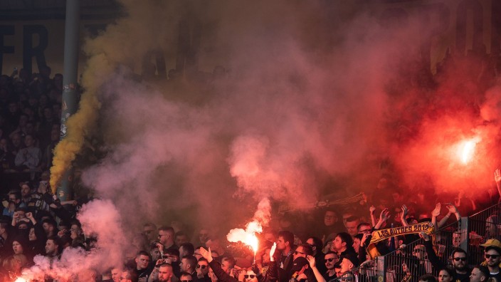 Fußball - Braunschweig: Pyrotechnik brennt im Block der Braunschweiger Fans. Foto: Swen Pförtner/dpa