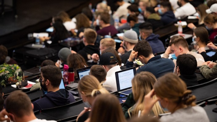 Energie - Mainz: Studenten sitzen in einem Hörsaal. Foto: Julian Stratenschulte/dpa/Symbolbild