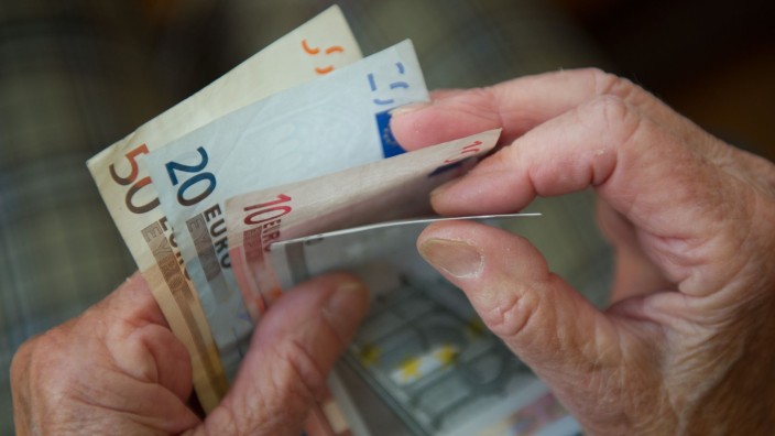 Gesellschaft - Berlin: Eine ältere Frau zählt Geld. Foto: Marijan Murat/dpa/Illustration