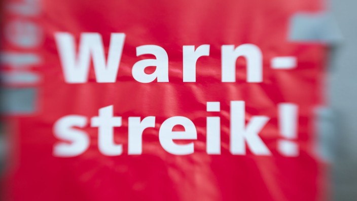 Tarife - Aachen: "Warnstreik!" steht auf einem Schild. Foto: Friso Gentsch/dpa/Symbolbild