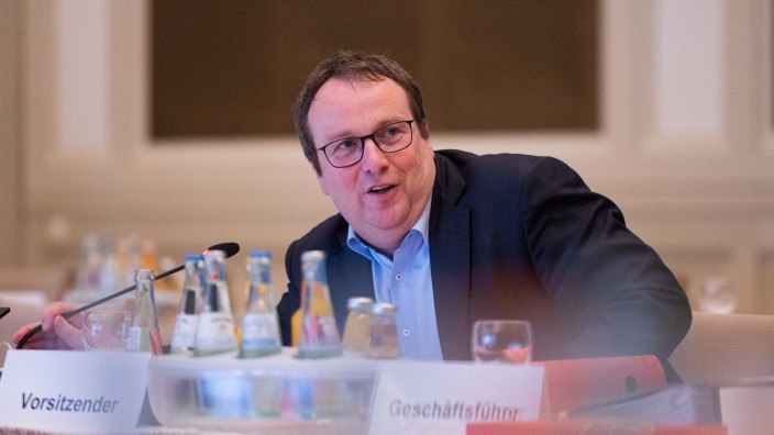 Verkehr - Aachen: Oliver Krischer (Bündnis 90/Die Grünen), Verkehrsminister von Nordrhein-Westfalen, spricht. Foto: Rolf Vennenbernd/dpa