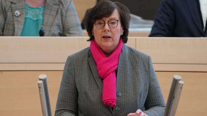 Justiz - Schleswig: Sabine Sütterlin-Waack (CDU), Ministerin für Inneres, spricht am Rednerpult. Foto: Marcus Brandt/dpa/Archiv