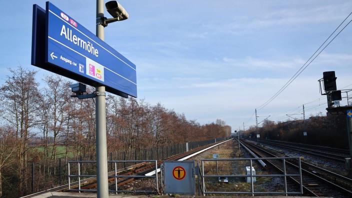 Notfälle - Hamburg: Ein Schild mit einem Pictogramm "Durchgang Verboten" ist auf dem S-Bahnhof Allermöhe zu sehen. Foto: Christian Charisius/dpa/Archivbild